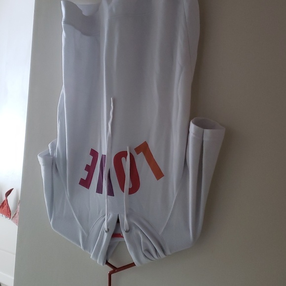 Cute top - Picture 2 of 4